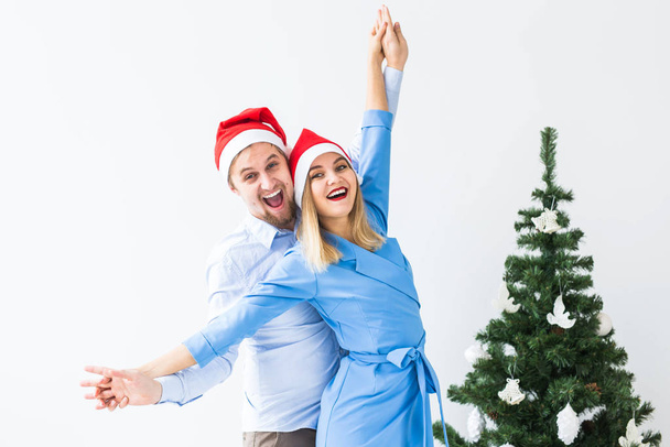 Fêtes et concept de célébration - Jeune couple célébrant Noël à la maison
 - Photo, image