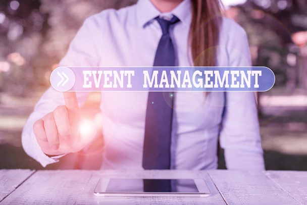 Word writing text Event Management. Business concept for job of planning and analysisaging large events or conferences Female business person sitting by table and holding mobile phone. - Fotoğraf, Görsel
