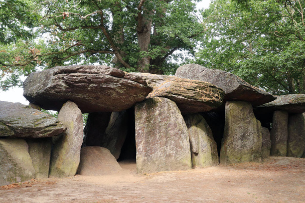 dolmen la roche-aux-fees - Elfenfelsen - einer der berühmtesten und - Foto, Bild