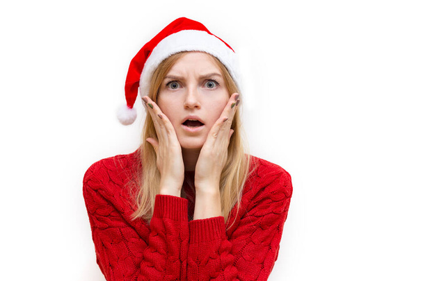 Verbijsterd verbijsterd verbijsterd verbaasd vrouw in kerstman hoed. Komische reactie, emotie gezichtsuitdrukking en gevoelsconcept. - Foto, afbeelding