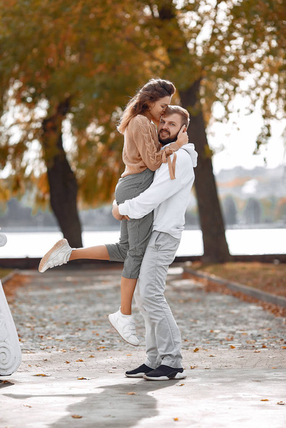 Hermosa pareja pasar tiempo en un parque de otoño - Foto, Imagen