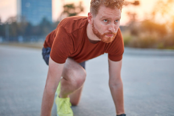 Jovem homem moderno jogging / exercício em um parque urbano
. - Foto, Imagem
