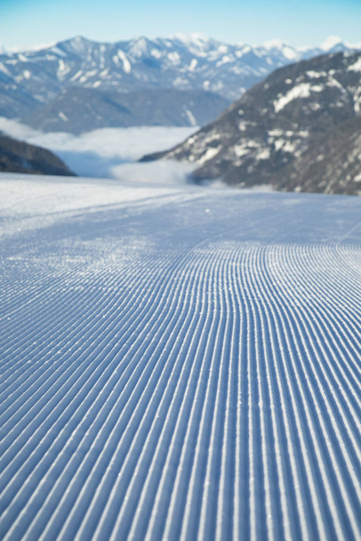 Vista de invierno en las montañas, estación de esquí
 - Foto, imagen