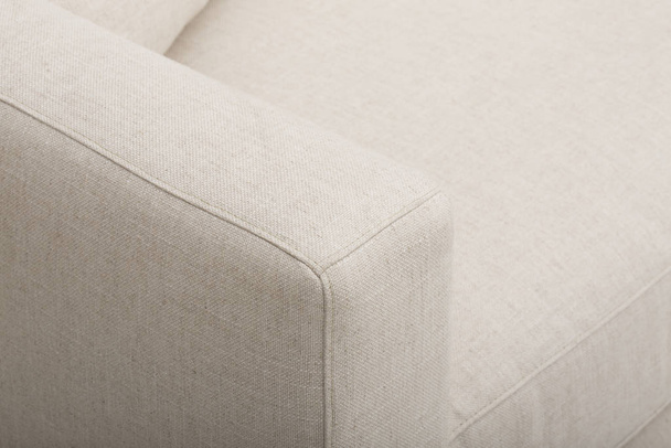 weißes zweisitziges Sofa - weißes zweisitziges Sofa, john lewis & partners bailey rhf chaise end schlafsofa, ein luxuriöses Sofa inspiriert von italienischem Design, Amalfi hat Lederpolster mit weißem Hintergrund - Foto, Bild