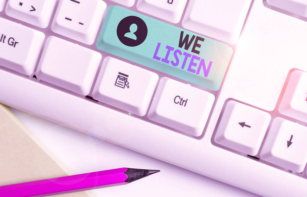Schreibnotiz zeigt, dass wir zuhören. Business-Foto präsentiert Gruppe von zeigen, dass bereit ist, alles zu hören, was Sie sagen möchten. - Foto, Bild