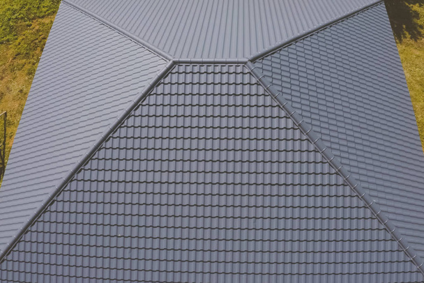 telhado de metal ondulado e coberturas metálicas. telhado moderno feito de met
 - Foto, Imagem