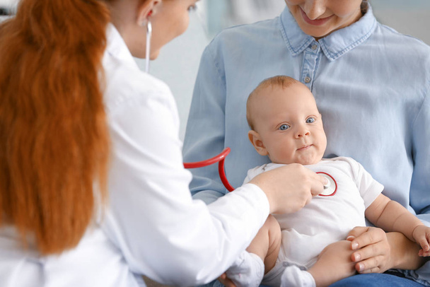 診療所で小児科医を訪問する小さな赤ちゃんを持つ女性 - 写真・画像