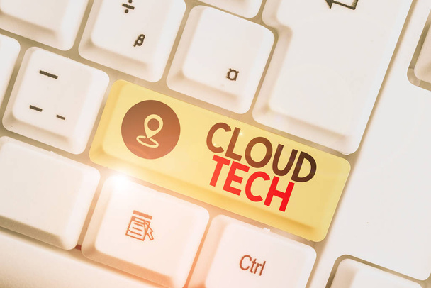 Felhő Tech-et mutat. Fogalmi fotó tárolása és az adatok és programok elérése az interneten keresztül. - Fotó, kép
