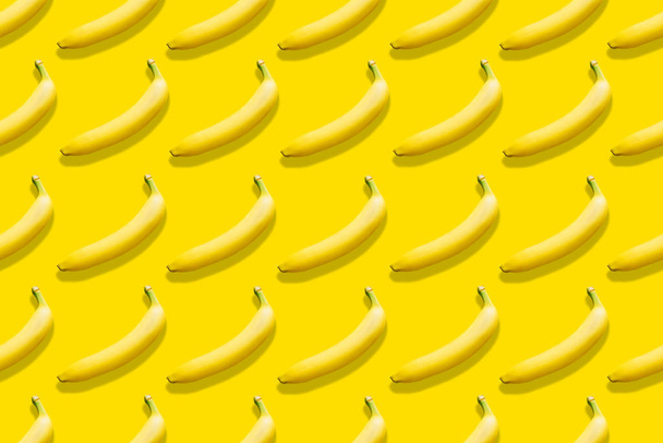 Pattern of ripe bananas on a yellow background. - Foto, Imagen
