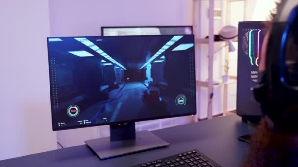 Zoom out άποψη του ανθρώπου που παίζει παιχνίδια στον υπολογιστή - Πλάνα, βίντεο