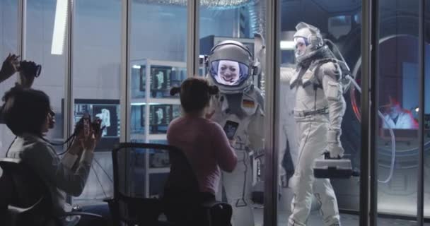 宇宙飛行士は出発前に女の子と手のひらを一致させる - 映像、動画