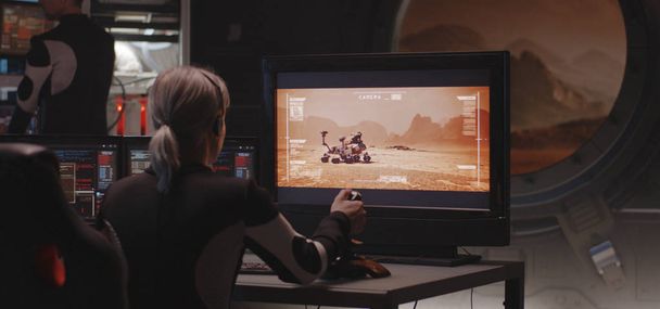 Nainen, joka ohjaa Mars-roveria kaukosäätimellä
 - Valokuva, kuva