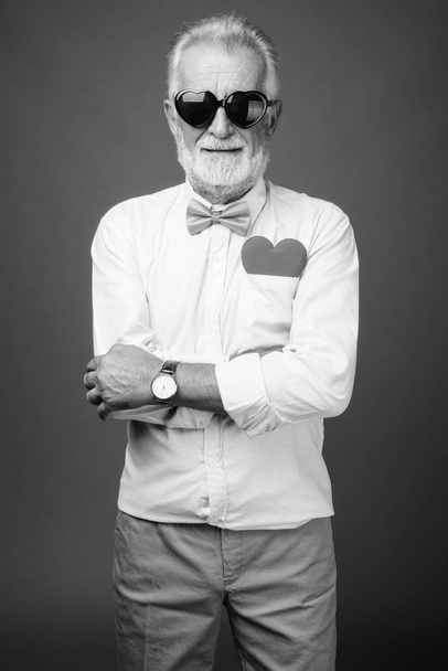 Hezký vousatý starší muž ve stylovém oblečení v černé a bílé - Fotografie, Obrázek