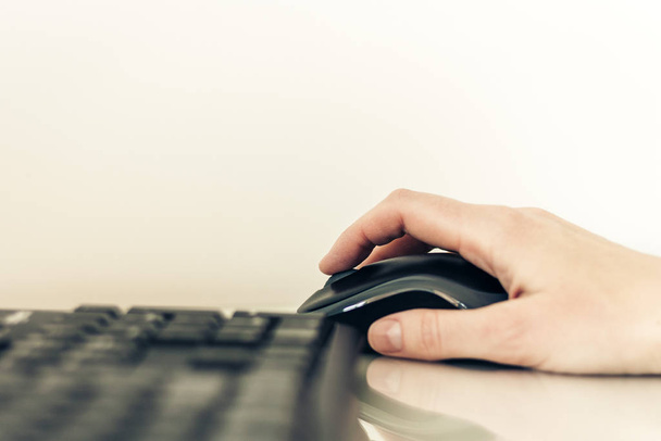 Крупный план руки женщины с помощью мыши и ввода на клавиатуре комп
 - Фото, изображение
