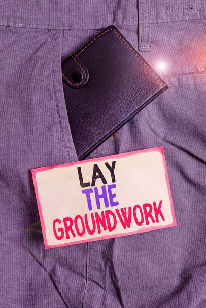 Fogalmi kézírás mutatja Lay The Groundwork. Business photo showcasing Felkészülés az alapokra vagy alapítványra valamire Kis pénztárca a nadrág elülső zsebében a jelölőpapír közelében. - Fotó, kép