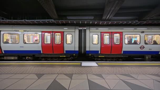 LONDON - ELOKUU 21, 2019: Lontoon metrojuna vetäytyy Monumentin metroasemalta
. - Materiaali, video
