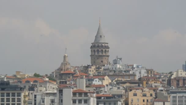 İstanbul, Türkiye - 11 Haziran 2019: 11 Haziran 2019: İstanbul kıyıdan Galata Kulesi manzarası. Eminonu tarafı şehrin turizm ve turizm merkezidir.. - Video, Çekim