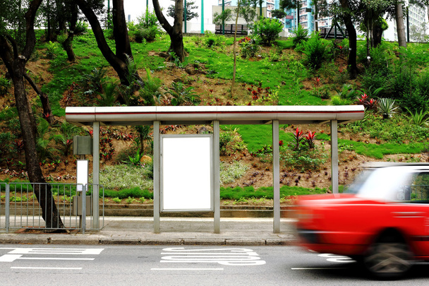 Cartelera publicitaria en blanco en parada de autobús
 - Foto, imagen