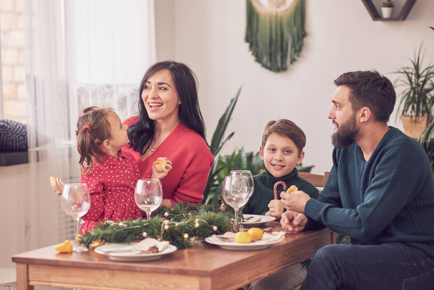Family Together Christmas Celebration Concept (en inglés). Familia Disfrutando de la cena de Navidad fondo
 - Foto, imagen