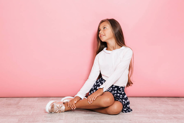 Girl child posing isolated over pink wall background - Fotoğraf, Görsel