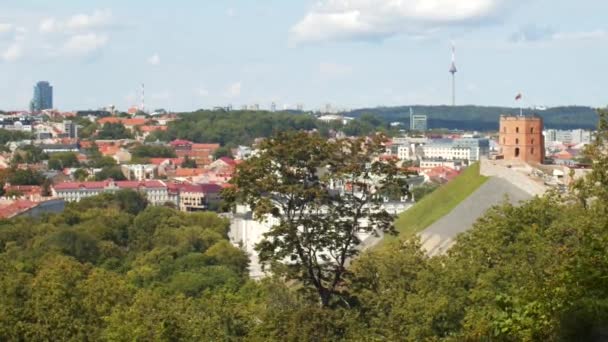 Jasny panoramiczny pejzaż miasta w Europie Litwa z lotu ptaka. - Materiał filmowy, wideo