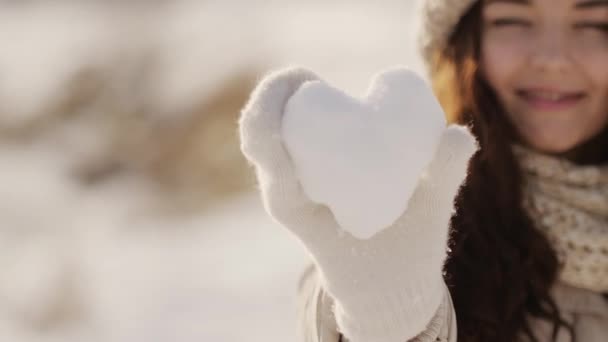 Sněhové srdce v ruce ženy - Záběry, video