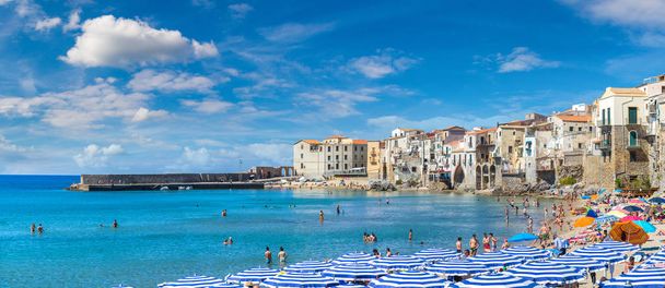 Піщаний пляж в Cefalu в Сицилії - Фото, зображення