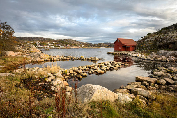 Spangereid, Norwegia, październik 2019: Domek nad fiordem - Zdjęcie, obraz