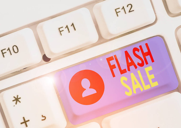 Word pisanie tekstu Flash sprzedaż. Koncepcja biznesowa sprzedaży towarów po znacznie obniżonych cenach w krótkim okresie. - Zdjęcie, obraz