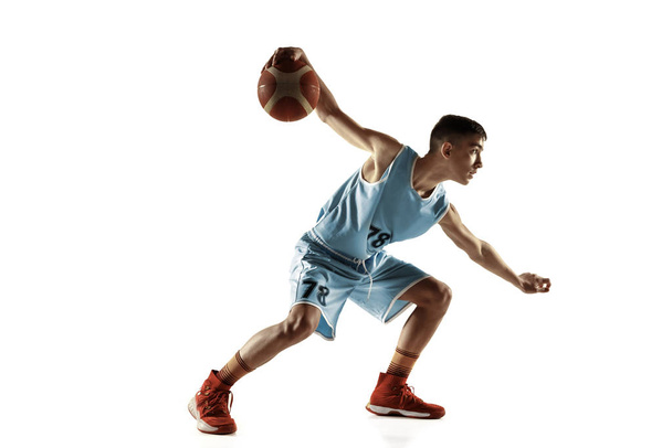 Ganzkörperporträt eines jungen Basketballspielers mit Ball - Foto, Bild