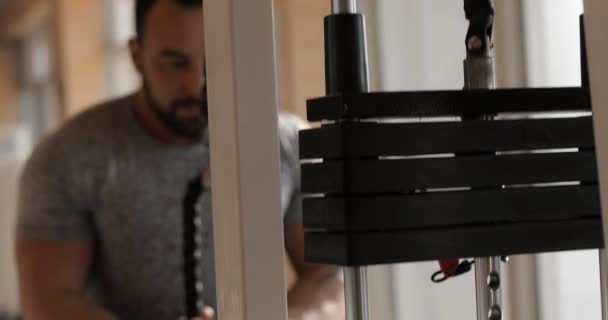Mies kuntosalilla treenaamassa tehden trikpisistä lihaksistaan vahvempia
 - Materiaali, video