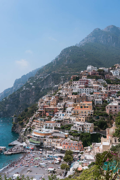 Colorido vilarejo Positano na Costa Amalfitana, na Itália, durante o verão ensolarado
 - Foto, Imagem