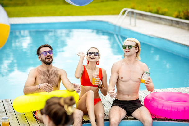 Des amis qui s'amusent sur la piscine
 - Photo, image