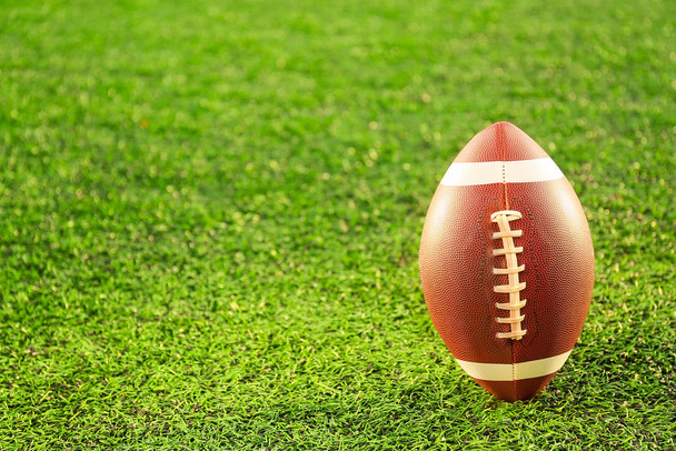 Balle de rugby sur terrain vert à l'extérieur
 - Photo, image