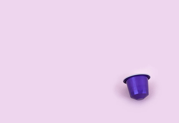 ピンクの背景にコーヒーの紫色のカプセル  - 写真・画像
