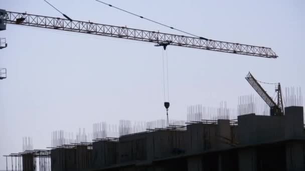 Építőipar. Tower Crane egy építési telek emelő fal panel - Felvétel, videó