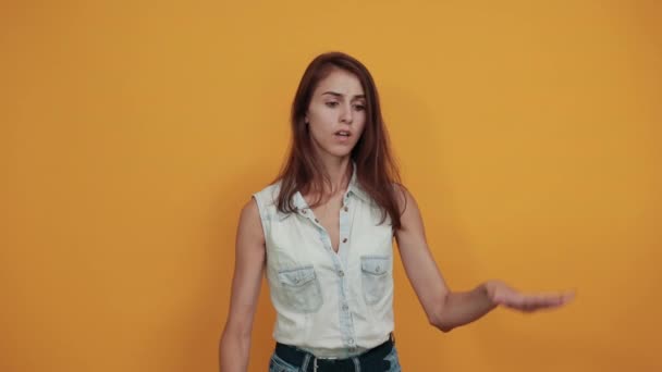 Charmante blanke jonge vrouw doen stop gebaar, pauze - Video