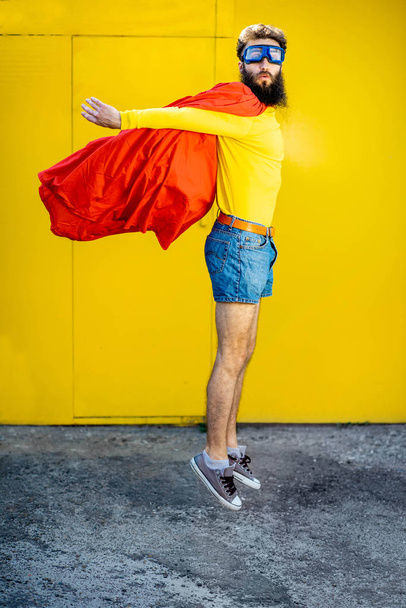 Retrato de Superman sobre el fondo amarillo
 - Foto, Imagen