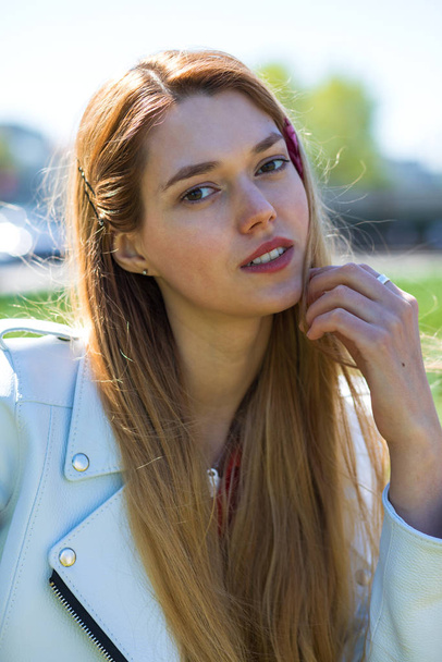 Portrait close up of young beautiful blonde woman - Fotoğraf, Görsel