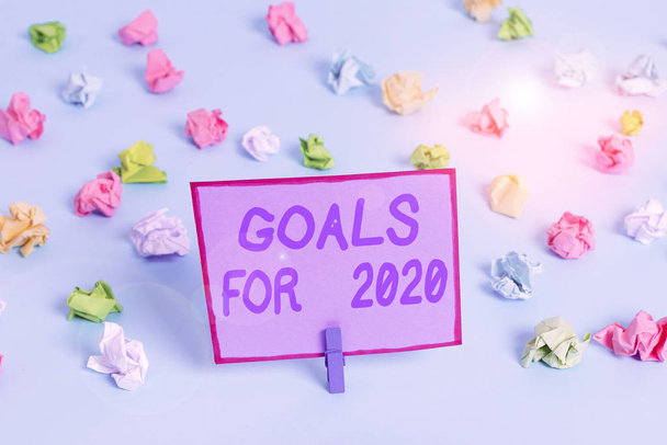 Conceptuele handschrift met doelstellingen voor 2020. Zakelijke fototekst De volgende dingen die je wilt hebben en te bereiken in 2020 Gekleurde verkreukelde papieren lege herinnering blauwe vloer wasknijper. - Foto, afbeelding