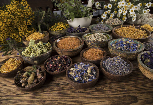 Гомеопатія, трав'яна медицина на дерев'яному столі
 - Фото, зображення
