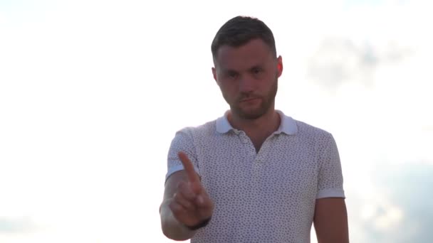 Serieuze man toont afwijzing gebaar en gebaar weg in slow motion - Video