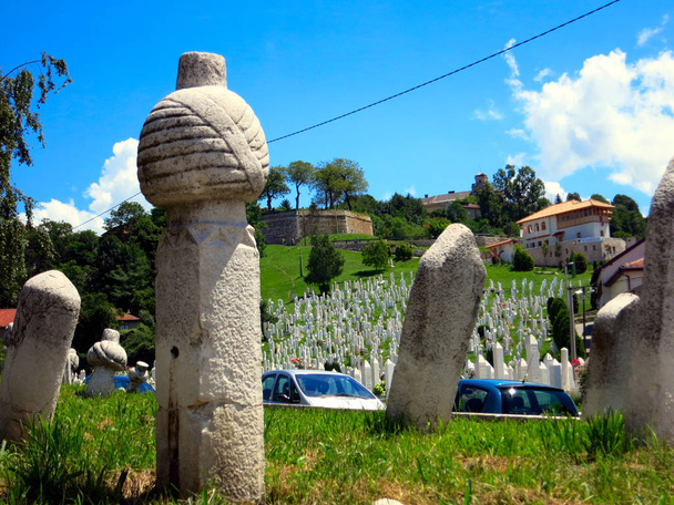 valkoiset muslimien hautakivet kauniina kesäpäivänä Sarajevossa, Bosnia ja Hertsegovinassa
 - Valokuva, kuva