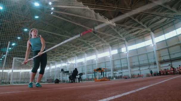 skoki na tyczce - sportowiec konfiguruje się do skoku i biegu - Materiał filmowy, wideo