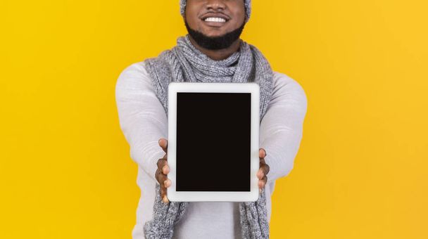 Primo piano di afro uomo dimostrando tablet digitale più recente
 - Foto, immagini