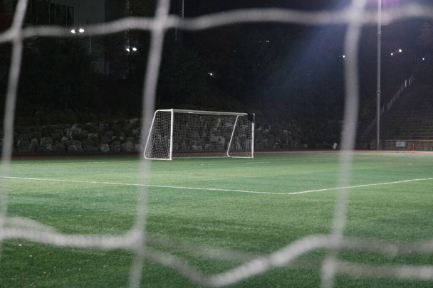 Vista de primer plano de la red de goles en un patio de fútbol
 - Foto, Imagen