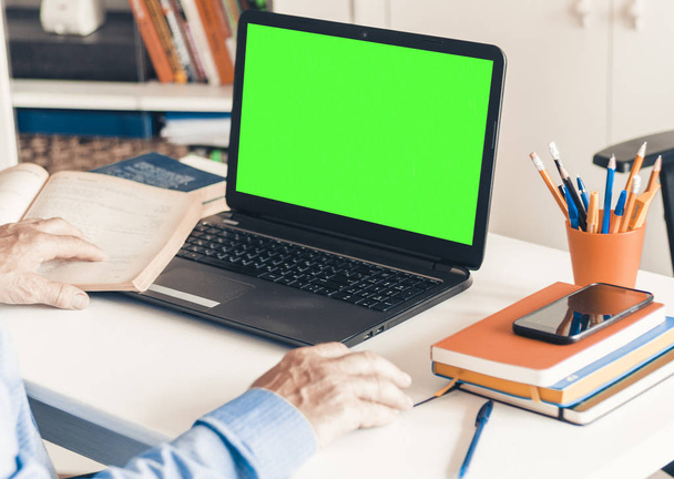 Close-up of hand man using a mouse and typing on green screen la - 写真・画像