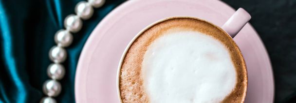 Tasse de cappuccino pour le petit déjeuner avec bijoux en satin et perles
  - Photo, image