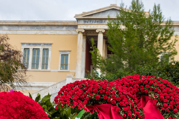 Piros virágok a Polytechnio Egyetem mellett a felkelés 46. évfordulója alkalmából a görög junta ellen 1973-ban. - Fotó, kép