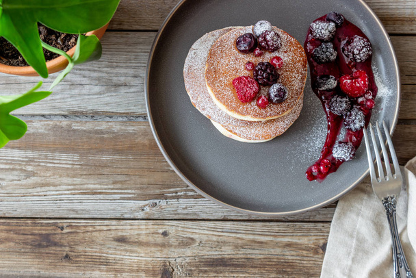 Pancakes with blackberries, raspberries and red currants. American cuisine. - Foto, afbeelding